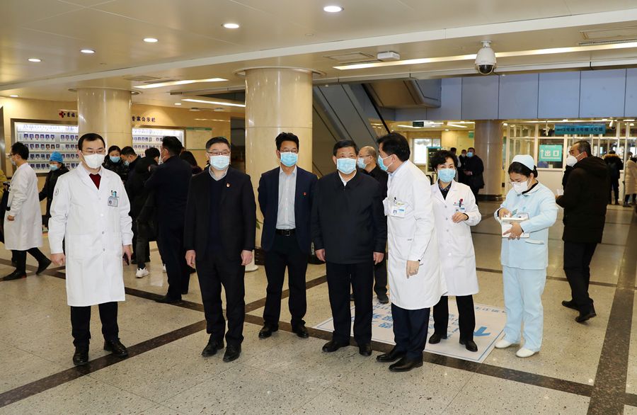 校黨委書記姜治瑩到吉林大學各附屬醫院檢查指導疫情防控工作并看望慰問一線醫務人員 校黨委書記姜治瑩到吉林大學各附屬醫院檢查指導疫情防控工作并看望慰問一線醫務人員