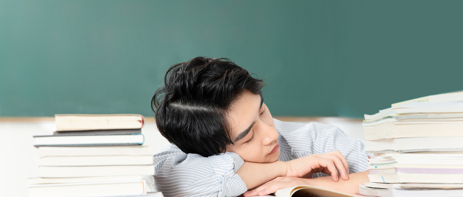 攝圖網_501435382_wx_大學生學習勞累睡覺（企業商用）.jpg