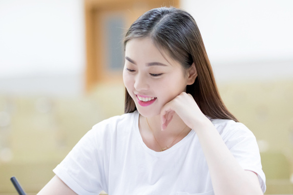 攻讀外國(guó)語言文學(xué)在職研究生好不好,就業(yè)前景怎么樣?.jpg 攻讀外國(guó)語言文學(xué)在職研究生好不好,就業(yè)前景怎么樣?.jpg